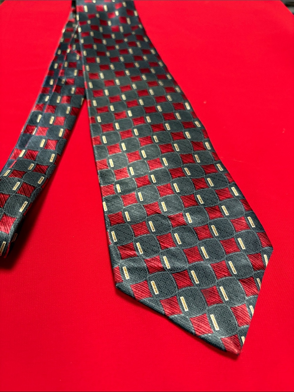 Geoffrey Beene silk tie!